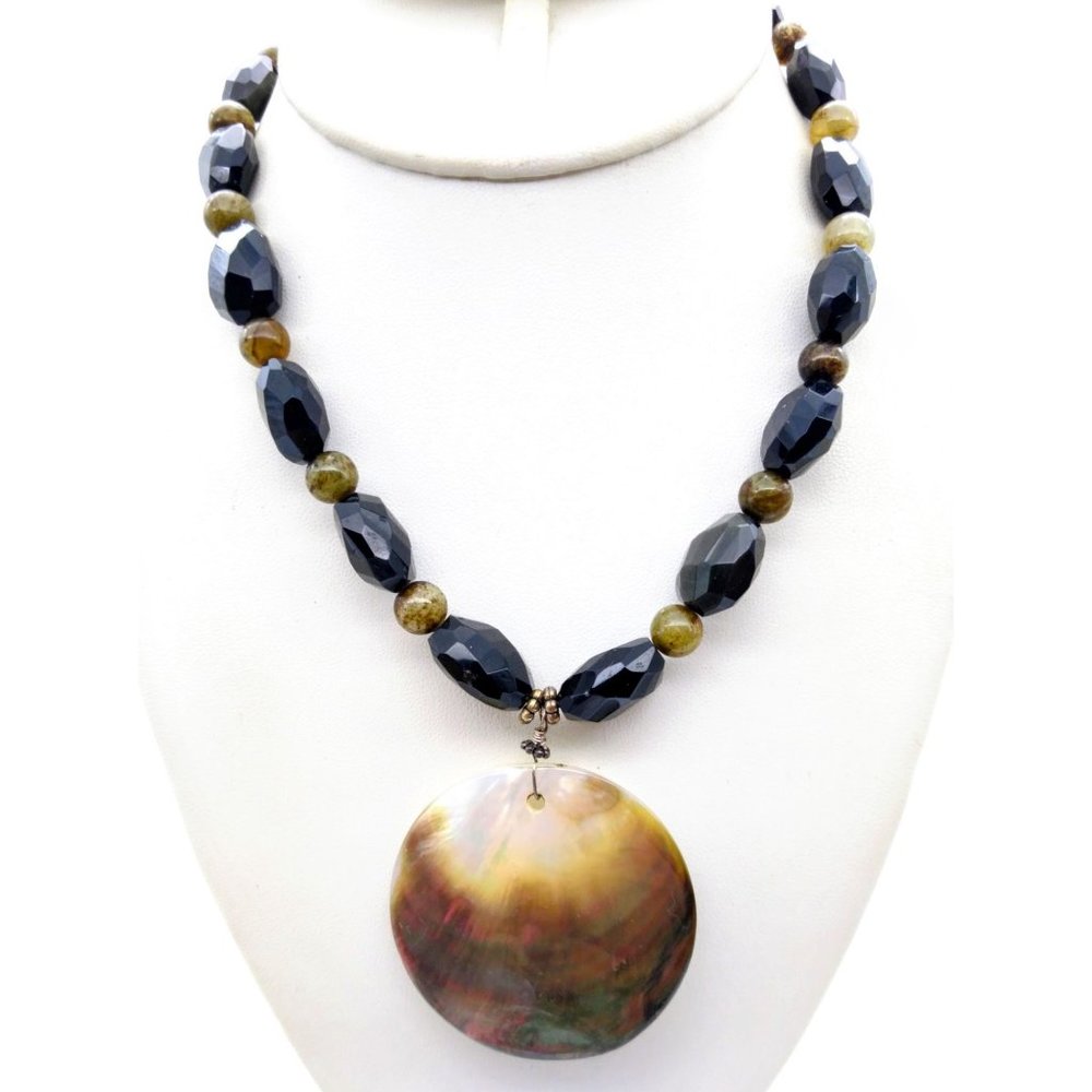 Chic Abalone Shell Pendant Necklace in Choker Length, Vintage Strand of Faceted
